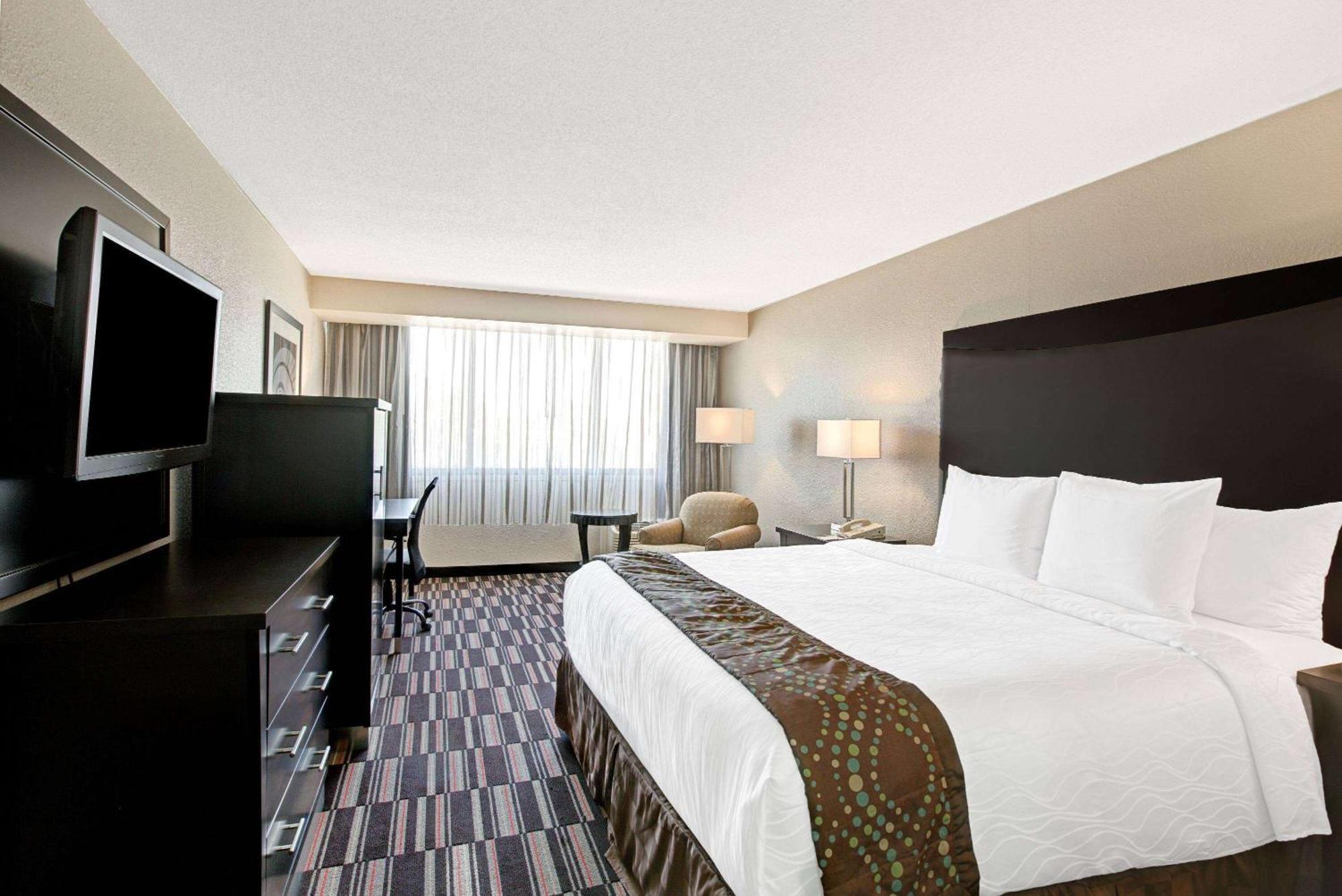 Hotel Ramada Plaza By Wyndham Charlotte South End Airport Esterno foto